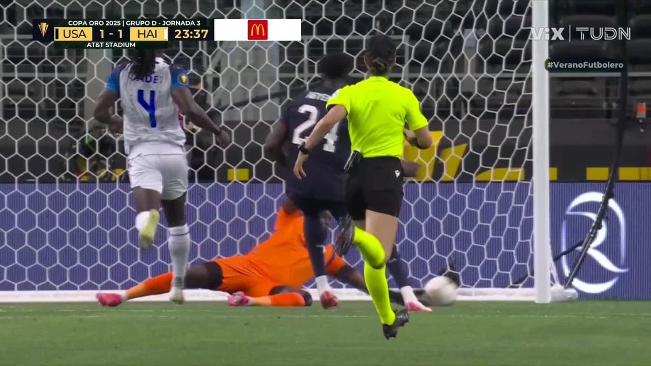 ¡Arquerazo! Placide hace una atajada brutal