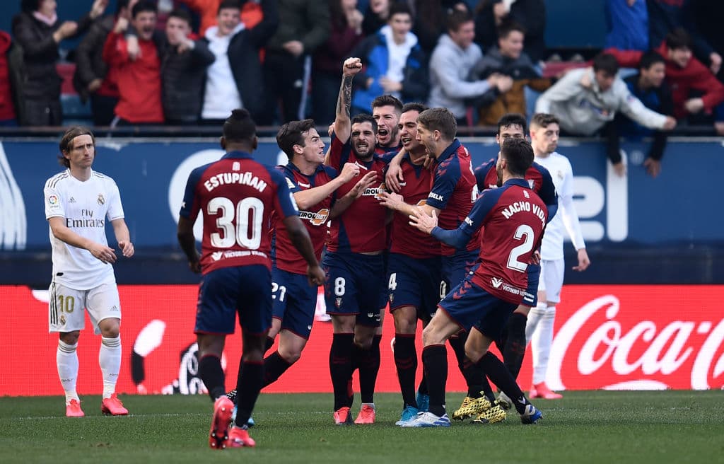 Isco, Sergio Ramos, Lucas Vázques y Jovic dieron la victoria al Real Madrid sobre el Osasuna 4-1. Un acto que llamó la atención fueron las carteras que los fanáticos del Osasuna aventaron al campo como protesta hacia la directiva del club.