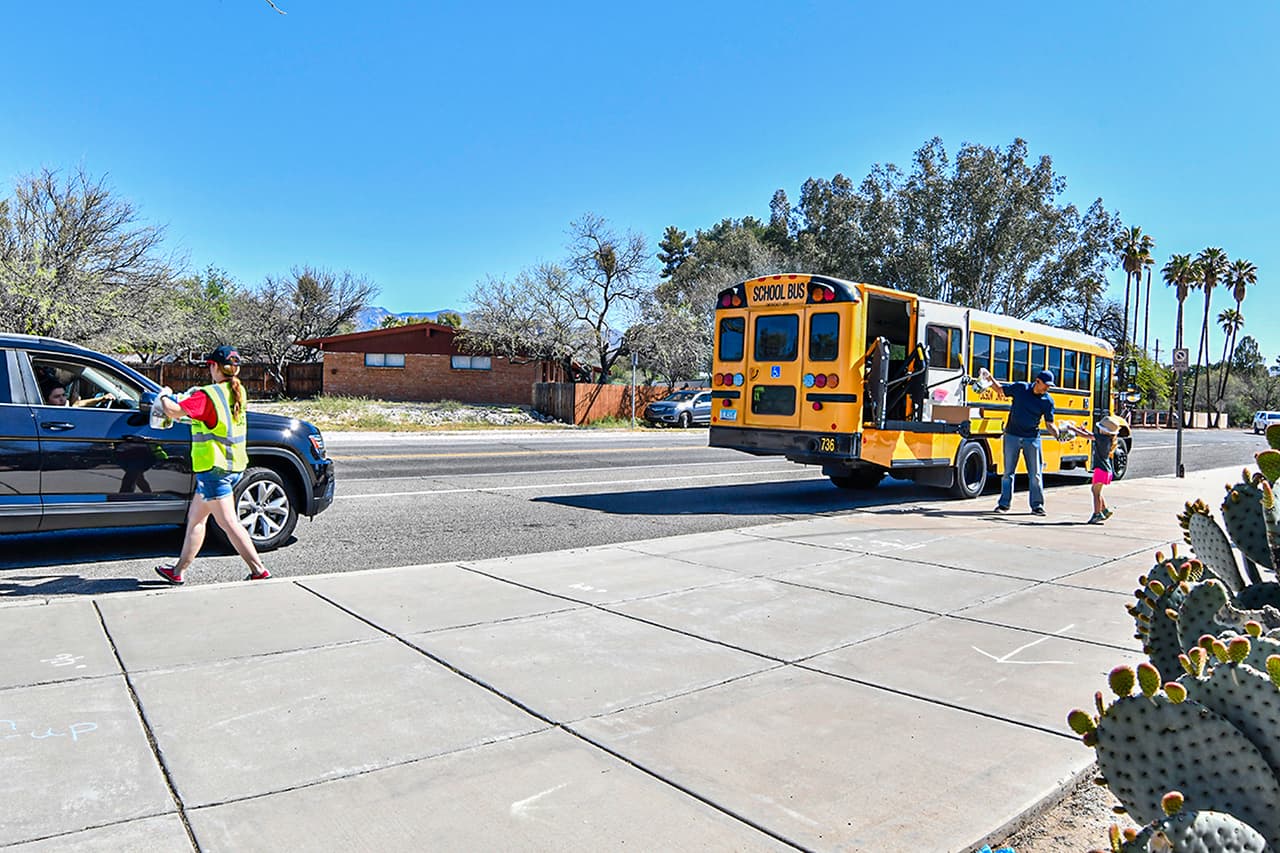 En tiempos de coronavirus: estos autobuses escolares entregan alimentos a familias de Tucson