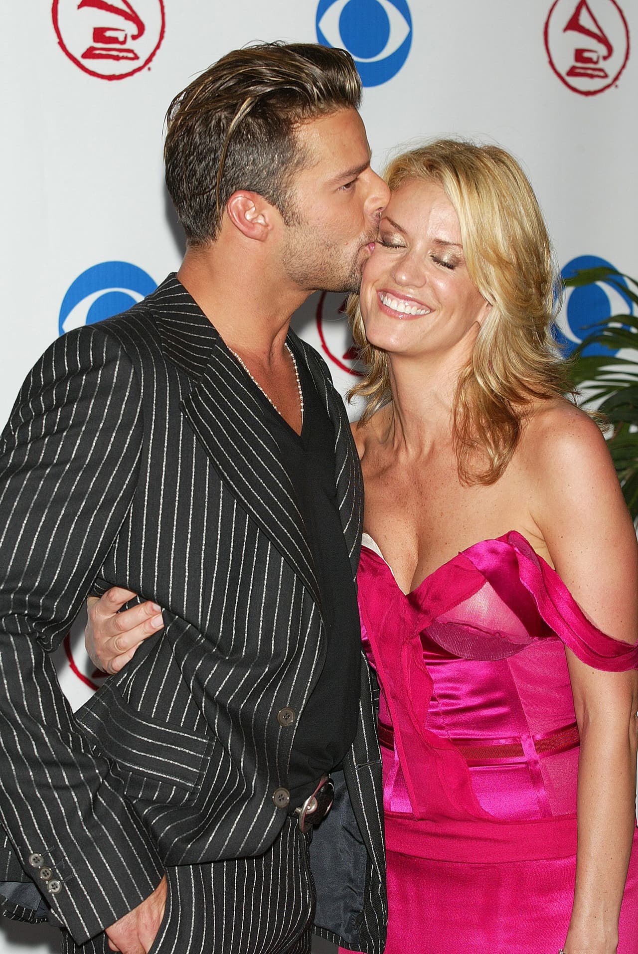 Quienes también mantuvieron un romance de 11 años fueron el cantante Ricky Martin y la expresentadora Rebeca de Alba. Eran la pareja perfecta y acaparaban las miradas en todas partes. Su relación llegó a su fin en 2005 y años después Ricky declaró ser homosexual. La pareja desfilo por la alfombra del Latin GRAMMY en septiembre de 2003, en Miami, Florida.