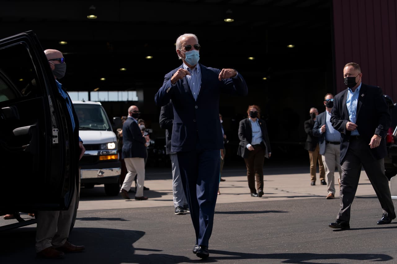 El vicepresidente y candidato demócrata Joe Biden y la senadora Kamala Harris visitan Arizona por primera vez en su campaña, a su llegada dieron unas declaraciones en un angar del aeropuerto.