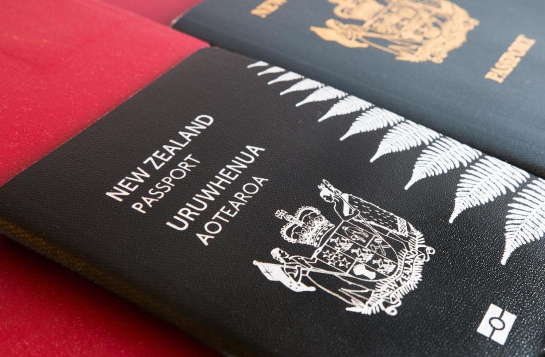 Puesto 8.- El país del senderismo,
<b>Nueva Zelanda</b>, ocupa la octava posición. Su pasaporte permite la entrada a 183 países. Sin embargo, del lado de los países menos afortunados se ubica
<b>Nepal,</b> con el lugar 101 debido a que su pasaporte sólo permite entrar sin visado a 38 naciones.