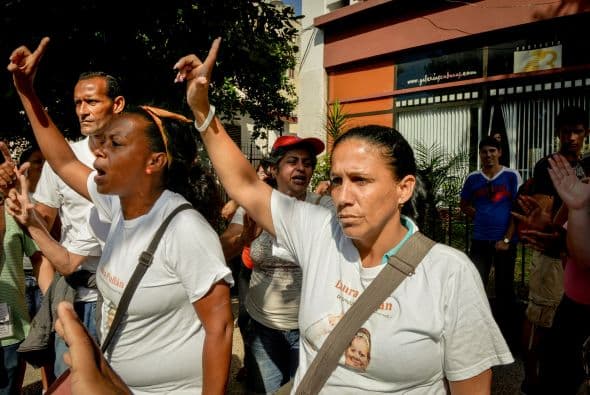El hostigamiento a las "Damas de Blanco" por una turba oficialista cuando pretendían manifestarse en La Habana fue la nota discordante en la conmemoración del Día Internacional de los Derechos Humanos en América Latina. El grupo de mujeres disidentes se congregó hoy en un concurrido punto de la capital cubana precisamente para emprender una caminata con motivo de la jornada internacional, pero no pudo hacerlo debido al acoso de una multitud que las llamó "ratas inmundas", "gusanas" y "mercenarias", entre otros insultos. También otros grupos opositores cubanos fueron objeto del hostigamiento oficialista, como el caso de "Estado de SATS", un proyecto de discusión crítica que dirige Antonio González Rodiles y que este miércoles celebró en su casa una actividad para celebrar el aniversario de la Declaración Universal de los Derechos Humanos. A unos metros de la vivienda el oficialismo organizó actividades festivas y juegos con la asistencia de varias decenas de escolares, mientras sonaban en un altavoz canciones de Silvio Rodríguez. En unas declaraciones a Efe, González Rodiles lamentó que el Gobierno de Cuba entienda el Día de los Derechos Humanos como una jornada de "confrontación" y calificó de "realmente bajo" usar a los niños "para estas cosas.