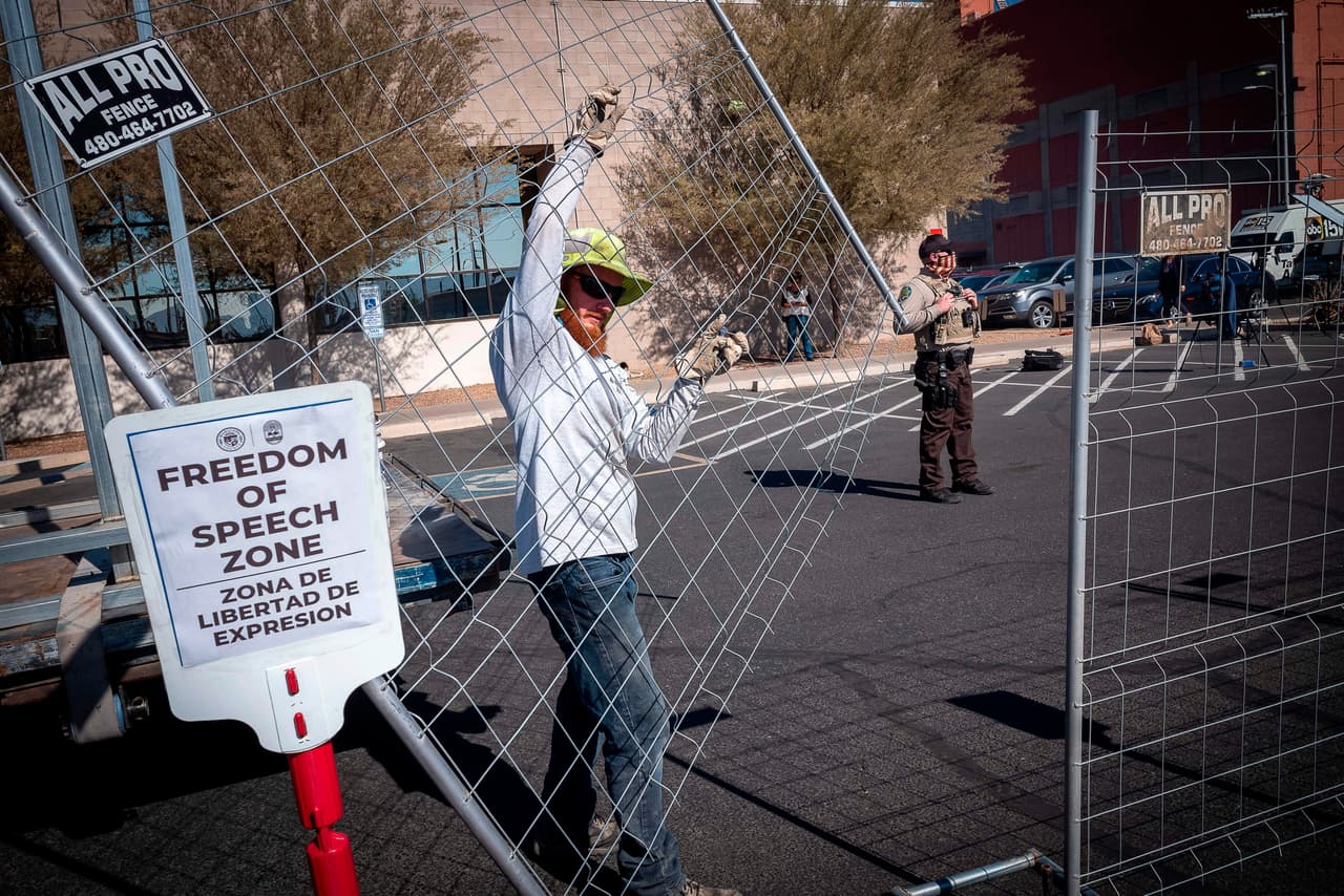 <b>"Zona de libertad de expresión", </b>se lee en un letrero colocado en la reja del Departamento de Elecciones del condado Maricopa, en Arizona.