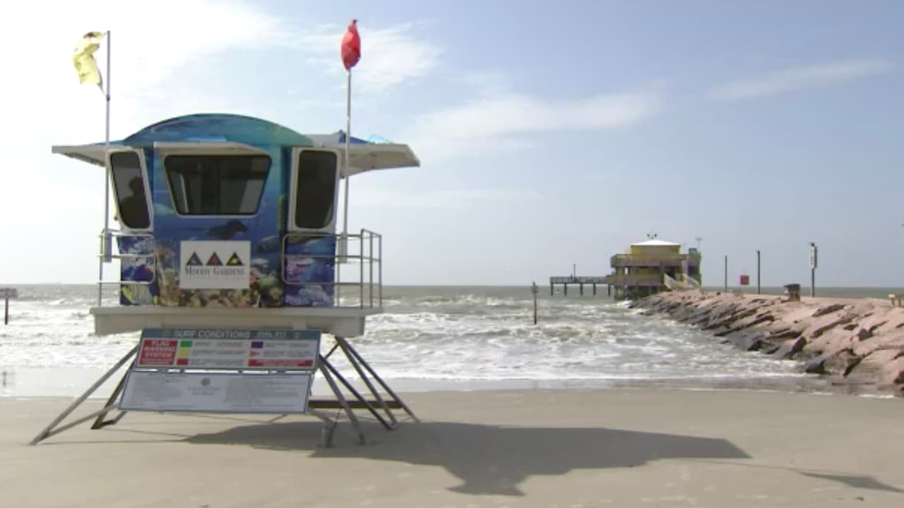 Autoridades colocaron 
<a href="https://www.univision.com/local/houston-kxln/bandera-roja-en-playas-de-galveston-patrulla-costera-alerta-a-los-turistas-sobre-las-fuertes-corrientes-de-resaca-video" target="_blank">banderas rojas</a> en las playas de Galveston para alertar a los bañistas de las malas condiciones en la costa.