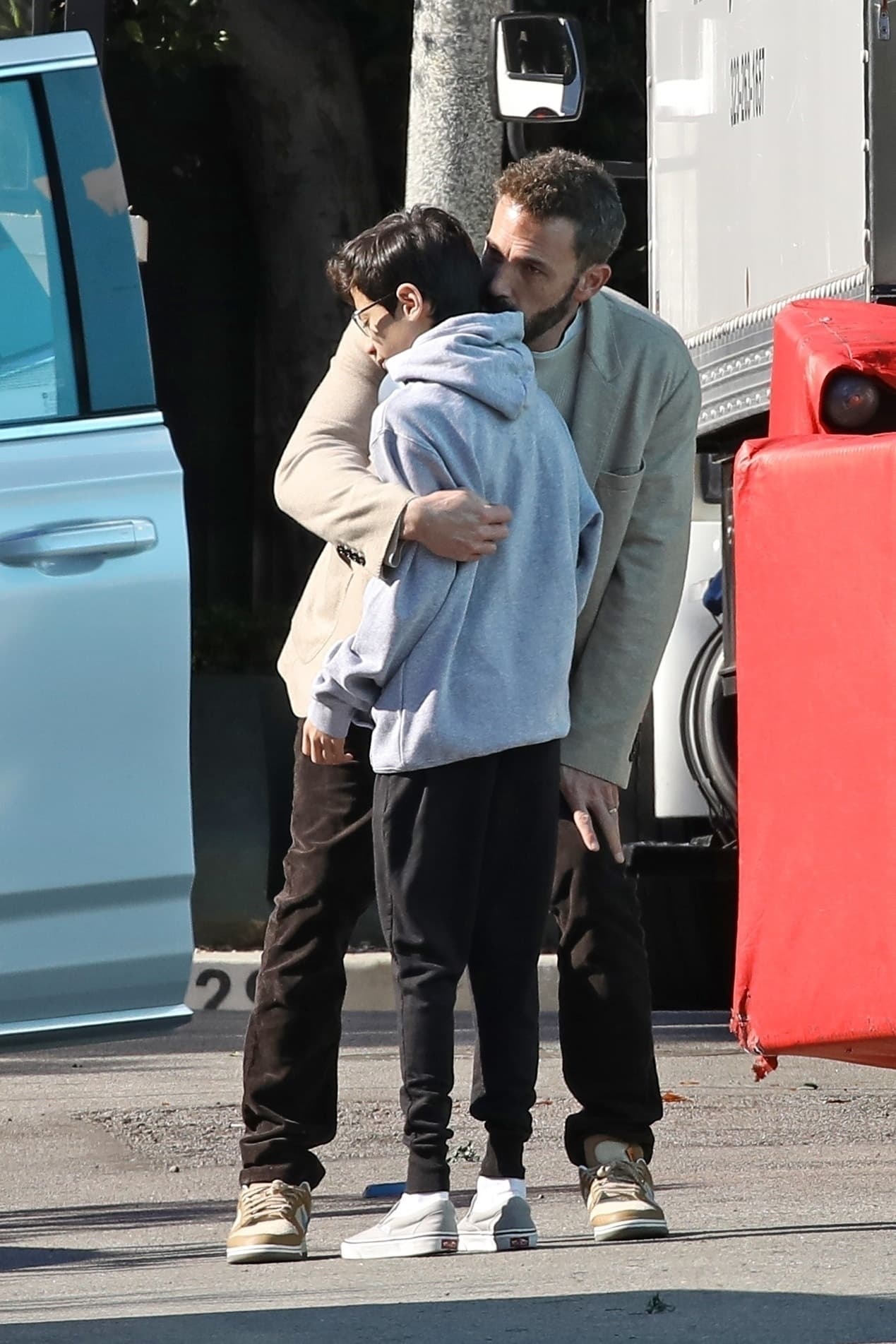 Así como también en otra ocasión el famoso padrastro le dio un 
<b><a href="https://www.univision.com/famosos/ben-affleck-max-hijo-jennifer-lopez-abrazo-beso-fotos">beso en la mejilla a Max</a></b> mientras lo despedía.
<br>