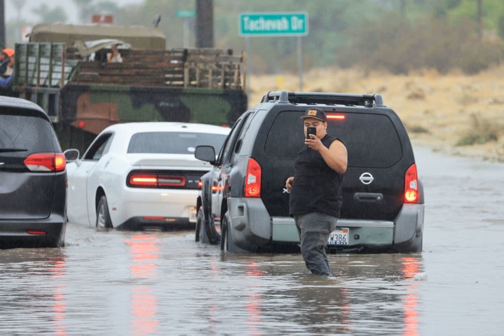 En Palm Springs, la inundación de una carretera temprano en el día dejó a varias personas varadas, con los pies mojados.