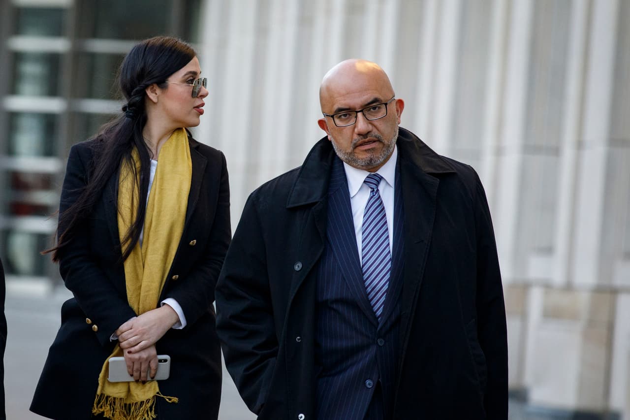 Durante el proceso legal, Emma Coronel expresó remordimiento por cualquier daño que pudo haber causado al involucrarse en actividades ilegales, como el lavado de dinero y la colaboración en la fuga de su esposo de una prisión en México en 2015. 
<br>
<br>Su ayuda consistió en entregarle un reloj GPS camuflado en la comida, lo que facilitó la orientación de los constructores del túnel de escape hacia la celda de Guzmán.