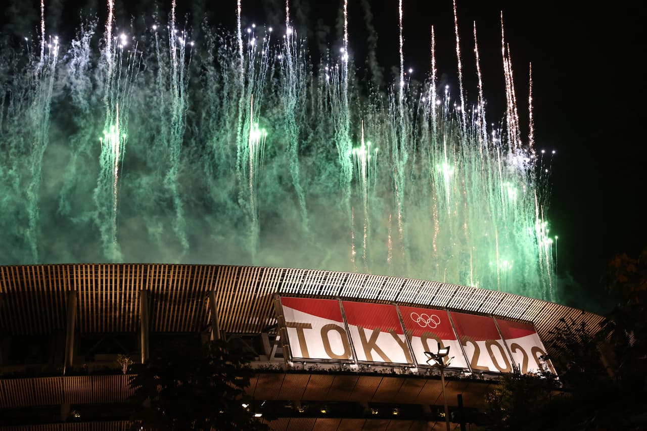 <b>Los Juegos Olímpicos Tokio 2020 en 2021.</b>
<br>
<br>Después de muchas dudas y dificultades los Juegos de Tokio 2020 se inauguraron el 23 de julio de 2021, con un año de retraso a causa de la pandemia de covid-19. 
<br>
<br>A pesar de que los atletas vivieron en una “burbuja” que los protegía del mundo exterior, algunos contagios preocuparon a los organizadores. Finalmente los juegos transcurrieron con 
<a href="https://www.univision.com/noticias/mundo/abanderado-torso-desnudo-sin-camisa-juegos-olimpicos-tokio-2020-fotos"><u>relativa “normalidad”</u></a>.
<br>
<br>
<a href="https://www.univision.com/noticias/mundo/inauguracion-olimpiadas-tokio-2020-fotos-fotos"><u>Vea aquí las fotos de la espectacular inauguración de los Juegos Olímpicos de Tokio</u></a>
<br>