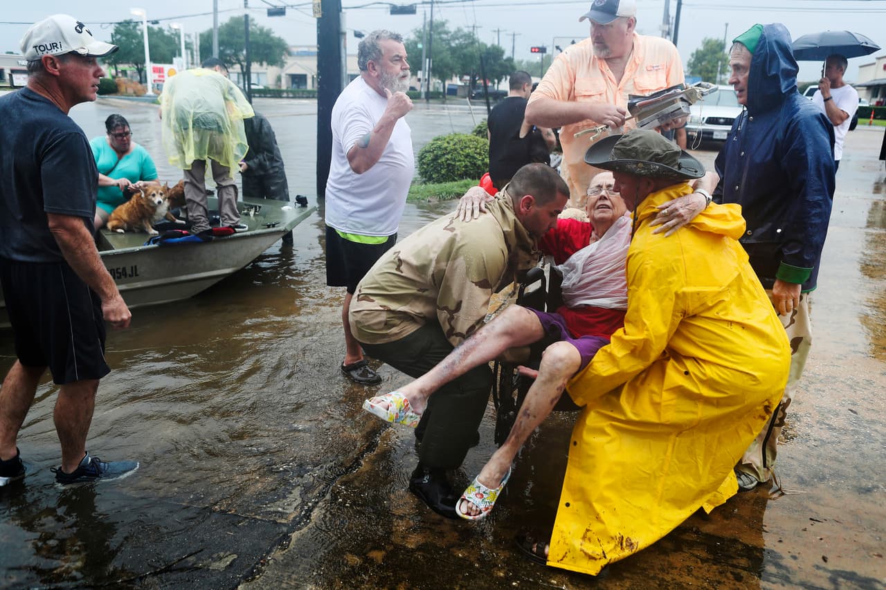 Los vecinos usaron sus botes personales para rescatar a Jane Rhodes, en Friendswood, Texas.