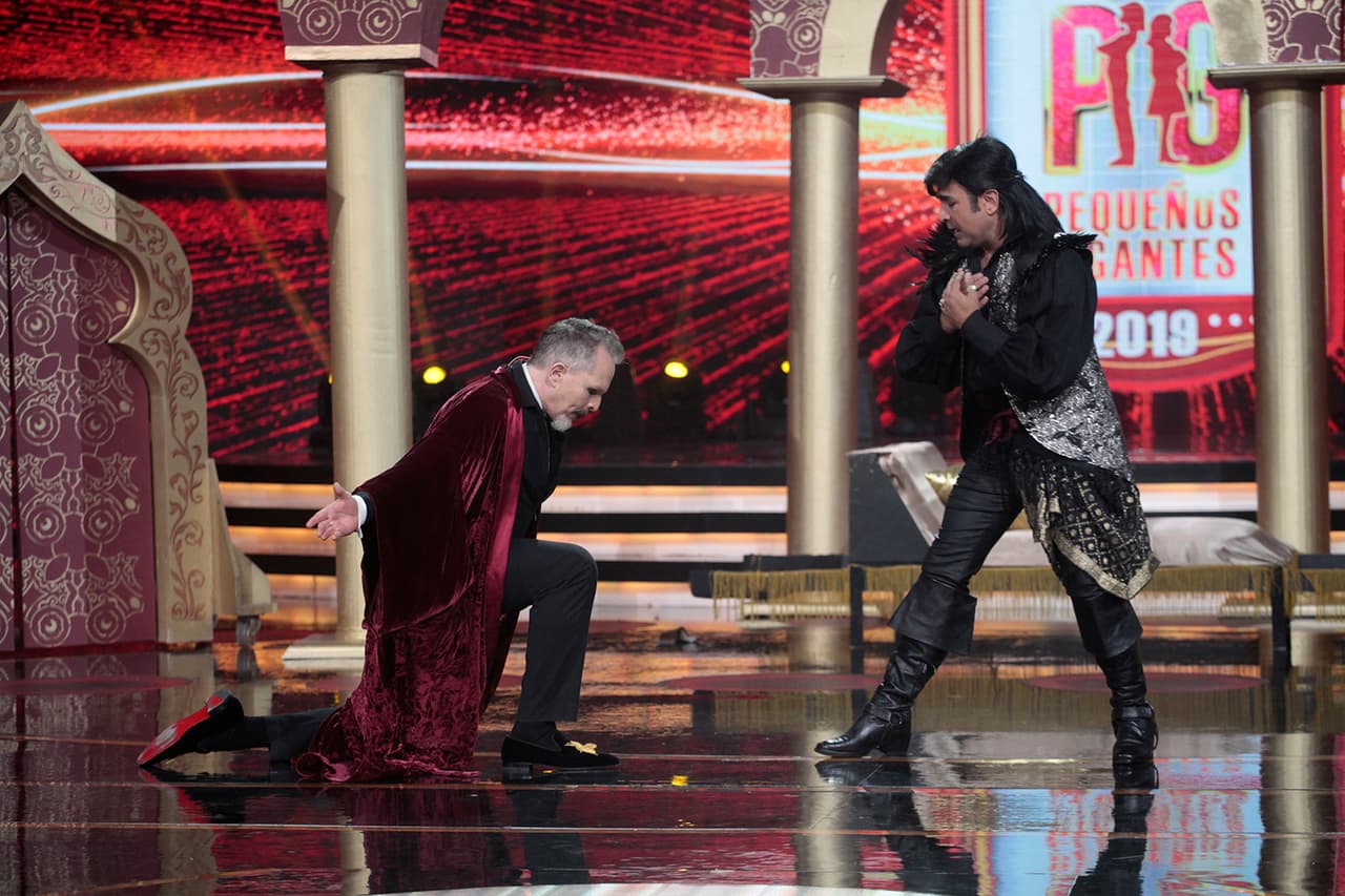 El español se hincó, se puso a los pies de Albertano y le dijo: "Nómbrame oficialmente en este momento, delante de este público, tu fan número uno".