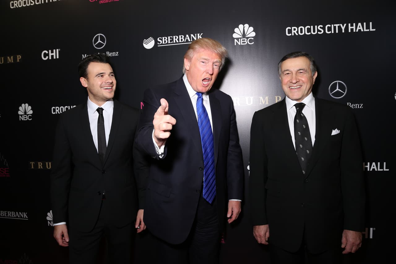 <b>ARAS AGALAROV y su hijo EMIN. </b>Aras Agalarov es un magnate de la construcción que según uno de los emails que Goldstone le envió a Trump Jr., habría recibido de la fiscalía rusa la información sobre Clinton. Su hijo es empresario y cantante pop. Según Goldstone, este le contó que su padre tenía información sobre Clinton. En la fotografía de archivo, los Agalarov junto a Donald Trump en el consurso Miss Universo, realizado en Moscú en 2013.