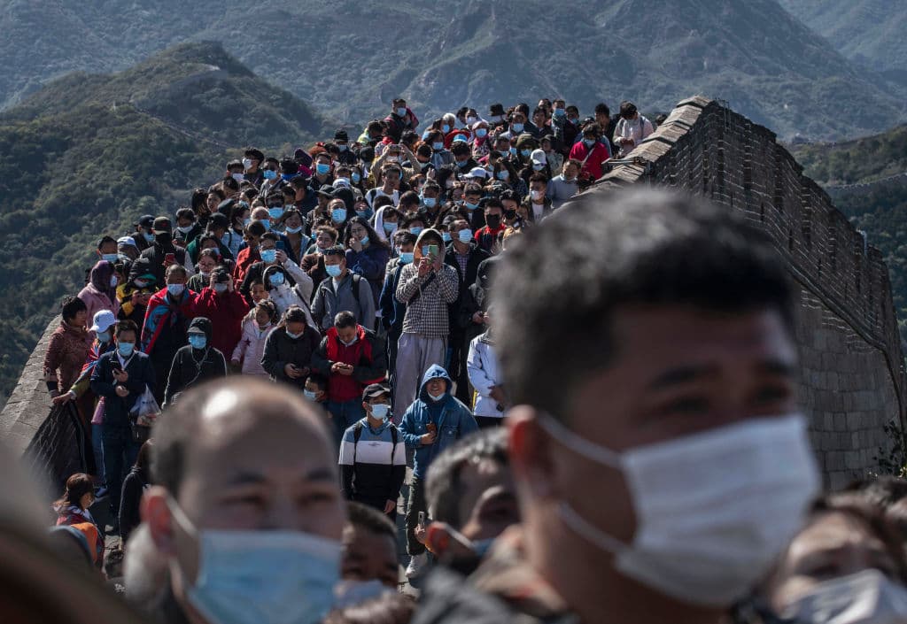 Una muralla china repleta de personas durante el pasado fin de semana fue una de las estampas más representativas de la 'Semana Dorada' china, que comenzó el pasado 1 de octubre se extiende durante 8 días.