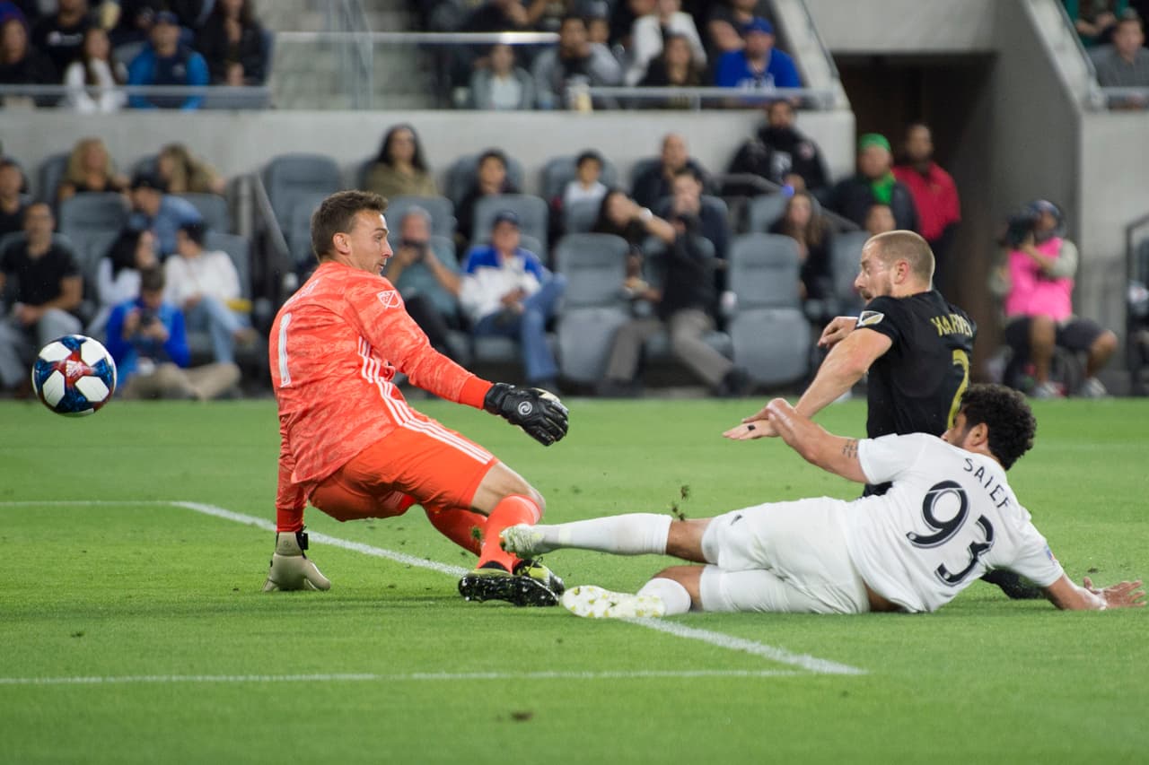 Los errores en defensa por poco le cuestan caro a Los Angeles FC, aquí en una ocasión de gol del mediocampista Kenny Saief (93).