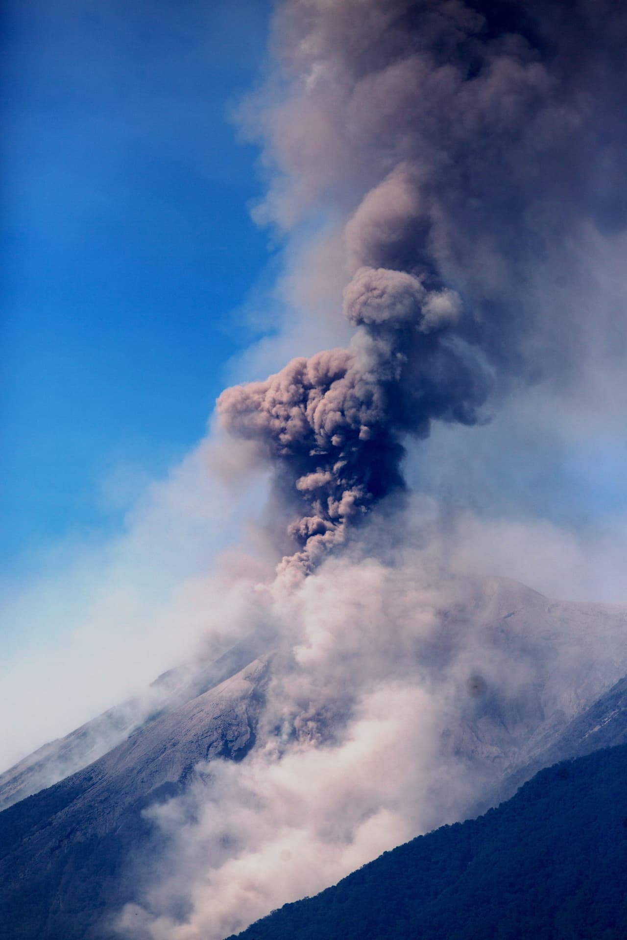 El ‘volcán de fuego’ tiene una altura de 12,345 pies. En Guatemala también están activos los volcanes Santiaguito y Pacaya, 12 millas al sur de la capital.