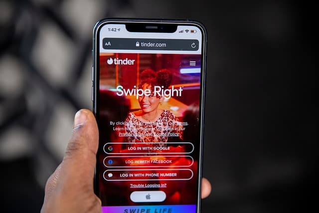 Protéjase de estas estafas con los consejos que dan expertos en ciberseguridad, uno de ellos es verificar que las fotografías de los perfiles sean reales, pues muchas de ellas son bajadas de internet, así los estafadores parecen ser personas atractivas. Haga una búsqueda inversa de imágenes. Pida videollamadas, si se trata de un estafador le dará evasivas, desconfíe cuando sean muchas, pues si bien hay personas tímidas que les cuesta más dar ese paso, o puede estar ocupada en el momento en que se solicita, si no es un perfil real jamás acordará realizar el encuentro virtual.