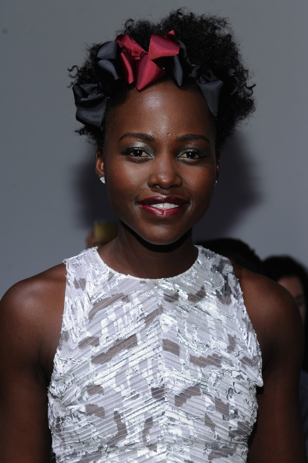 Lupita Nyong’o llegó a Hollywood como un torbellino de talento y belleza. Al poco tiempo firmó un contrato con Lancôme siendo la primer mujer afroamericana en representar a la maison francesa.
