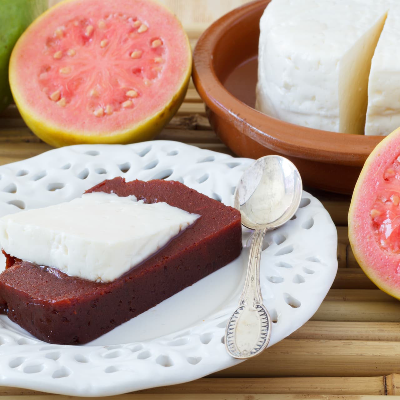 <b>Ate de guayaba con queso: </b>hay diferentes versiones de este postre en América Latina y en España. El punto de partida es similar: la fruta, que puede ser guayaba o membrillo, se cuece en agua hasta que se ablande, luego se muele para formar una pasta que se cuece con azúcar. El resultado se vierte en un molde, se refrigera y, cuando está listo (tres o cuatros días después), se sirve lo mismo con panes hojaldrados que con tajadas de queso. Es un postre muy popular así que el ate se puede conseguir preparado en súper mercados como 
<b><a href="http://sedanos.com/">Sedano's.</a></b>