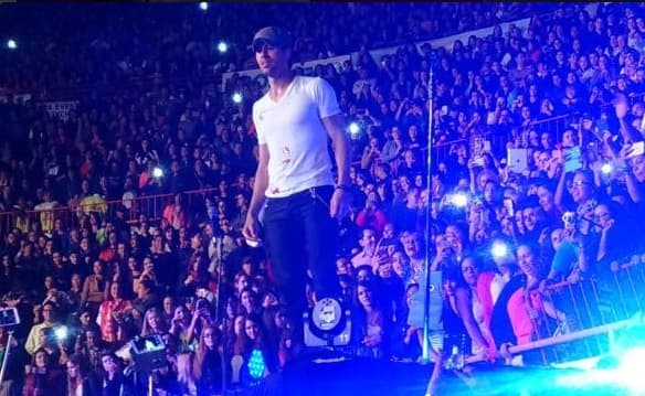 Minutos después regresó al escenario, y como un profesional continuó cantando. Pese al inconveniente, supo complacer a sus fans.