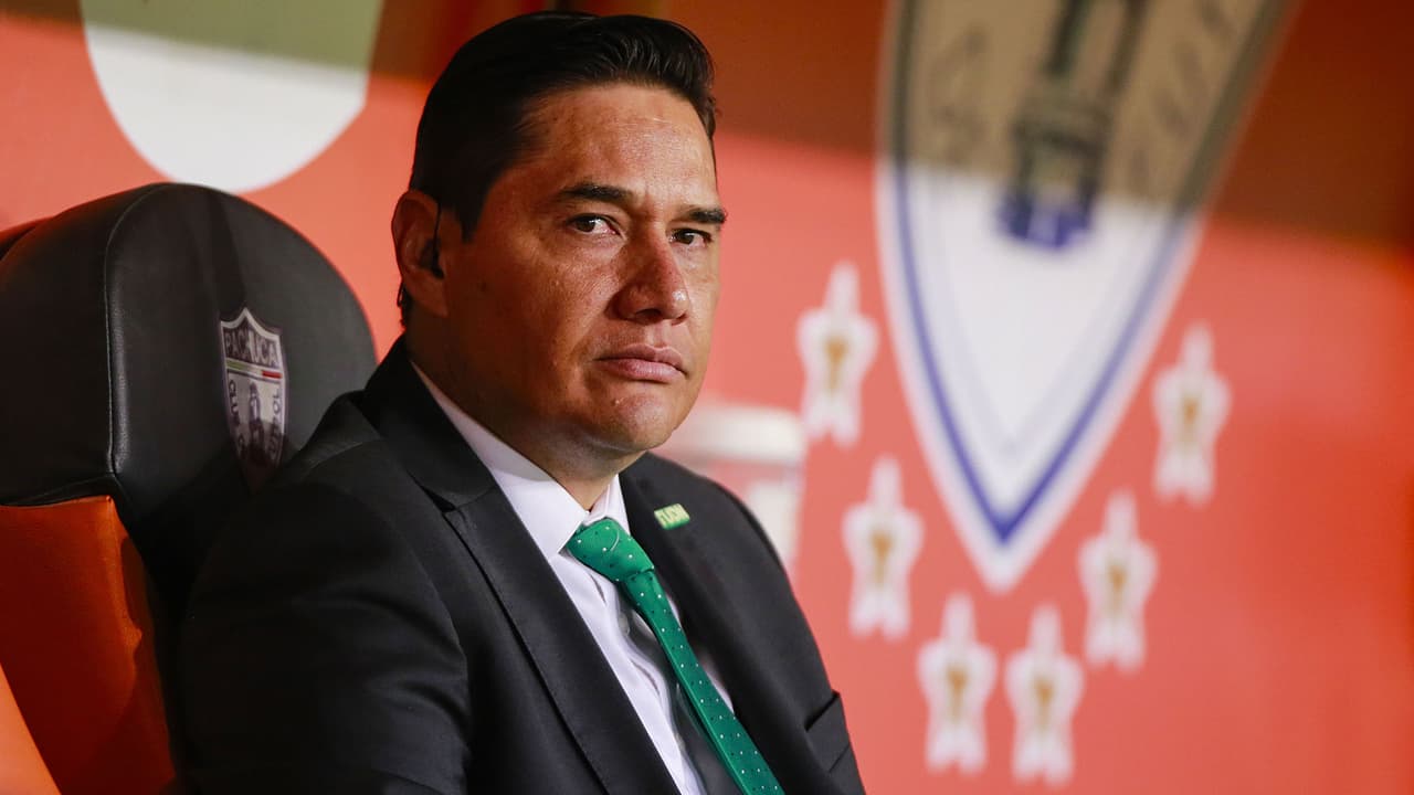 El exportero Moisés Muñoz acude a hospital a revisión médica