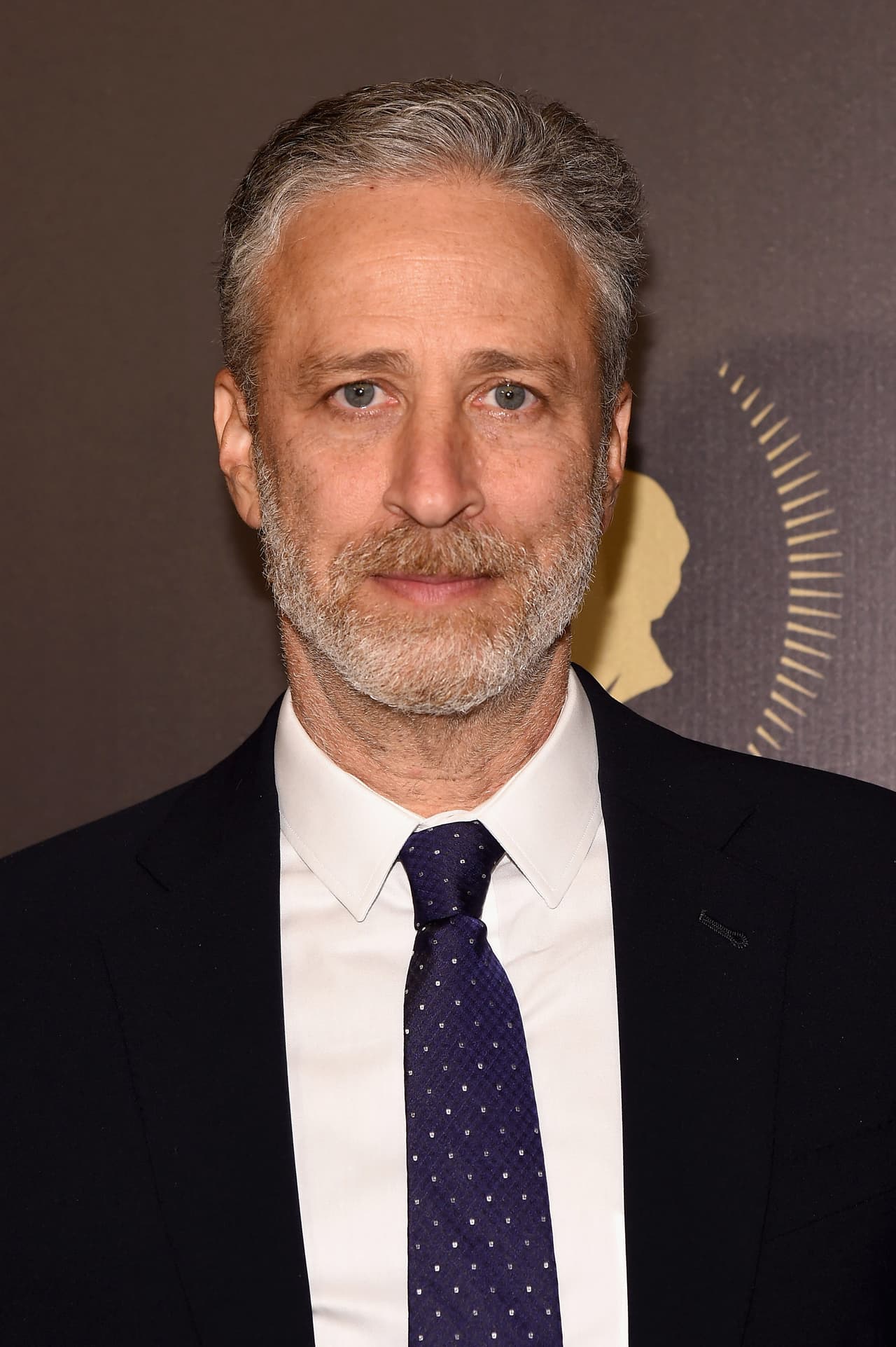 <b>Jon Stewart</b>
<br>Luego de encarnar a 
<b>Kevin Gerrity</b>, padre biológico de Julian, el actor ha seguido acumulando éxitos a su lista, pues además de su trabajo en la actuación, la celebridad incursionó en la televisión como presentador de ‘The Daily Show’.