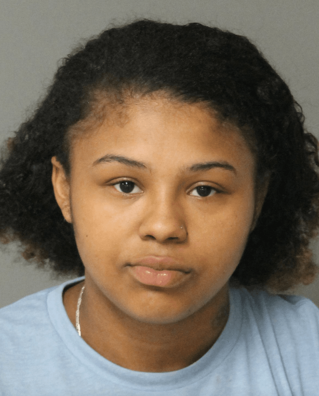 Nezyiha Zamir Collins (19): Tres jóvenes entre 18 y 19 años están bajo custodia por delitos de complicidad.