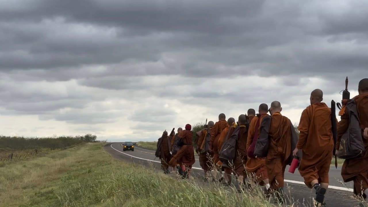 Monjes budistas sorprenden a residentes de Texas en su marcha por la paz