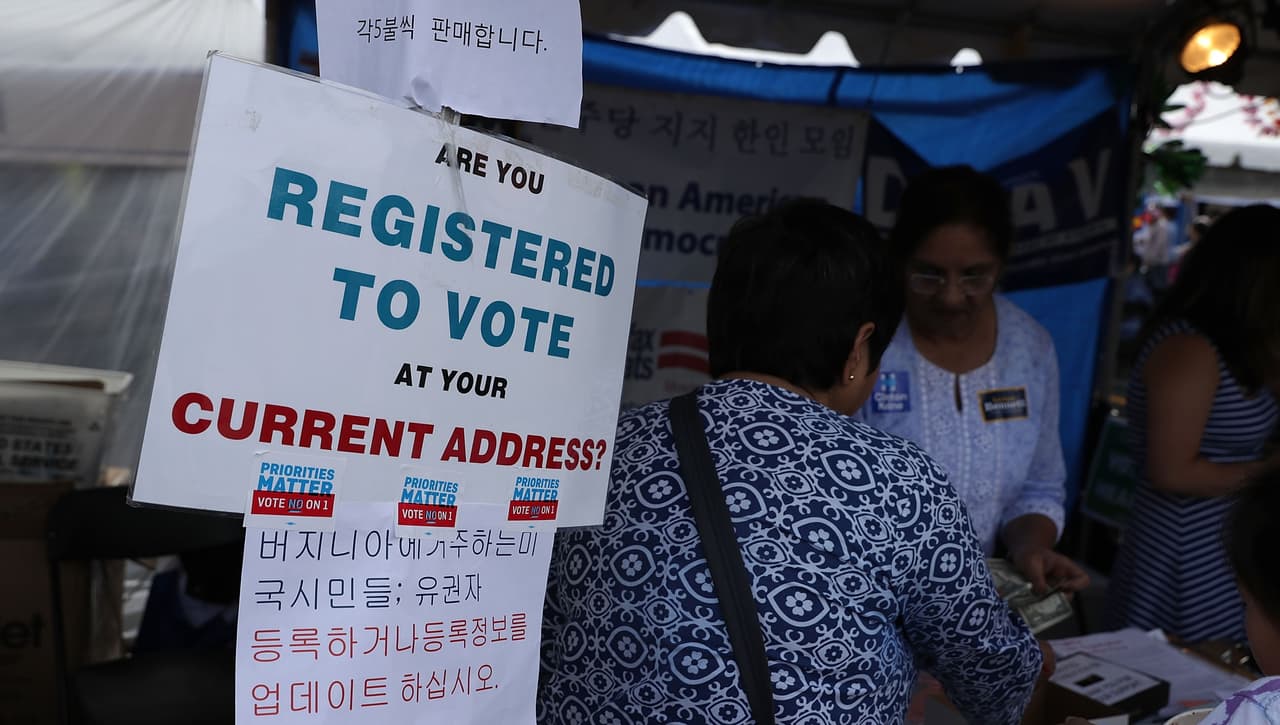 <b>Registro de votantes </b>
<br>Aunque está aprobada desde 2012, la ley AB 1436 que permitirá registrarse para votar en California hasta el mismo día de las elecciones no entra en vigor hasta el 1 de enero de 2017. Actualmente los electores están obligados a registrarse como votantes
<a href="http://www.univision.com/noticias/elecciones-2016/consulta-aqui-las-fechas-limite-para-registrarte-y-votar-en-tu-estado" target="_blank"> <b>como mínimo 15 días antes de los comicios</b></a>.