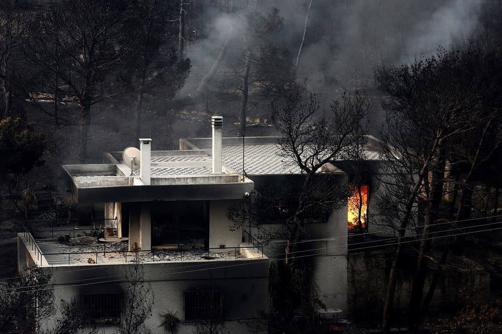 El servicio griego de bomberos ha informado de que hay personas que han sido dadas por desaparecidas por familiares o amigos y de que existen decenas de edificios a los que las fuerzas de rescate todavía no han podido acceder. El mayor incendio en más de una década en Grecia comenzó el lunes con varios fuegos en una zona forestal a 30 millas (50 kilómetros) al suroeste de Atenas que obligaron a evacuar varias poblaciones pero que no se saldaron con víctimas.