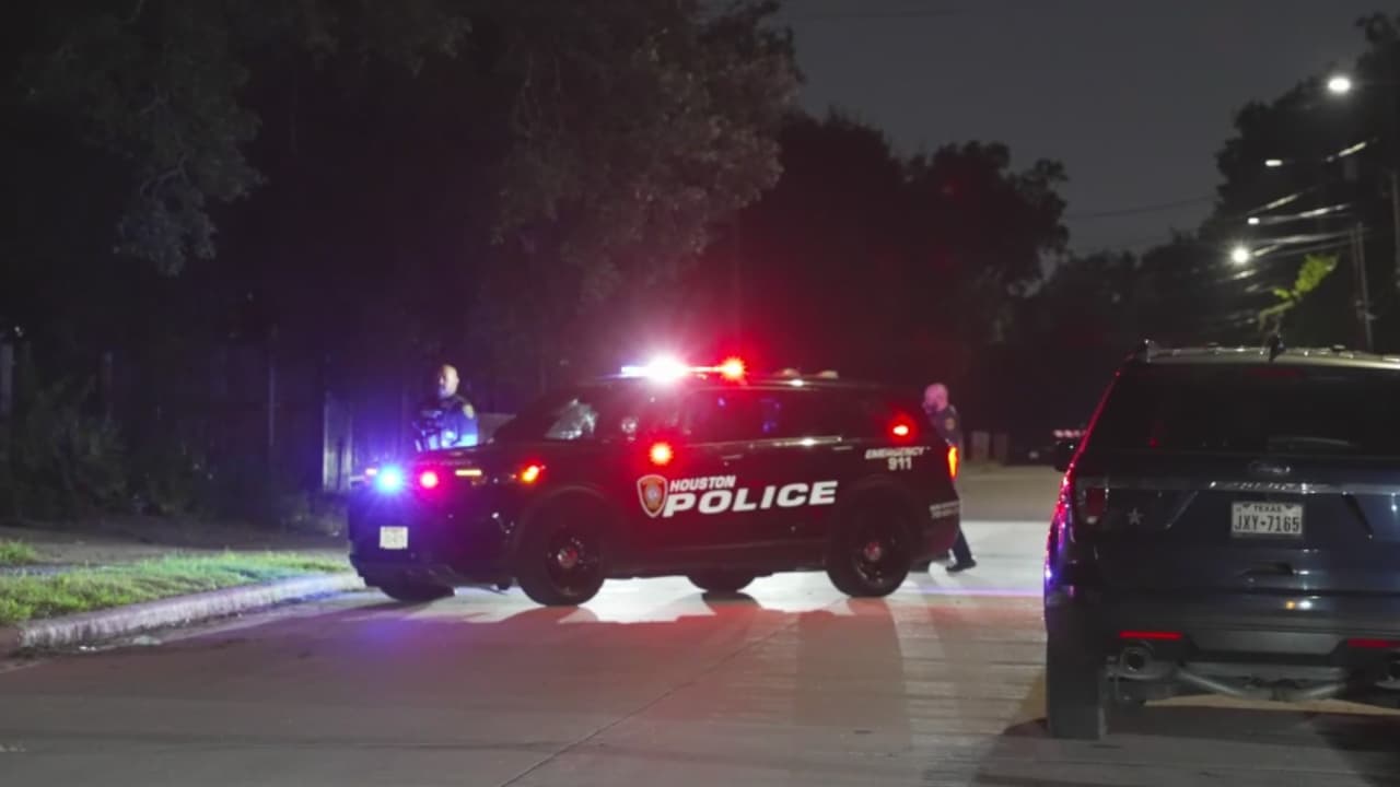 Hallan dos cuerpos en una vivienda en el norte de Houston: vecinos alertaron de un fuerte olor