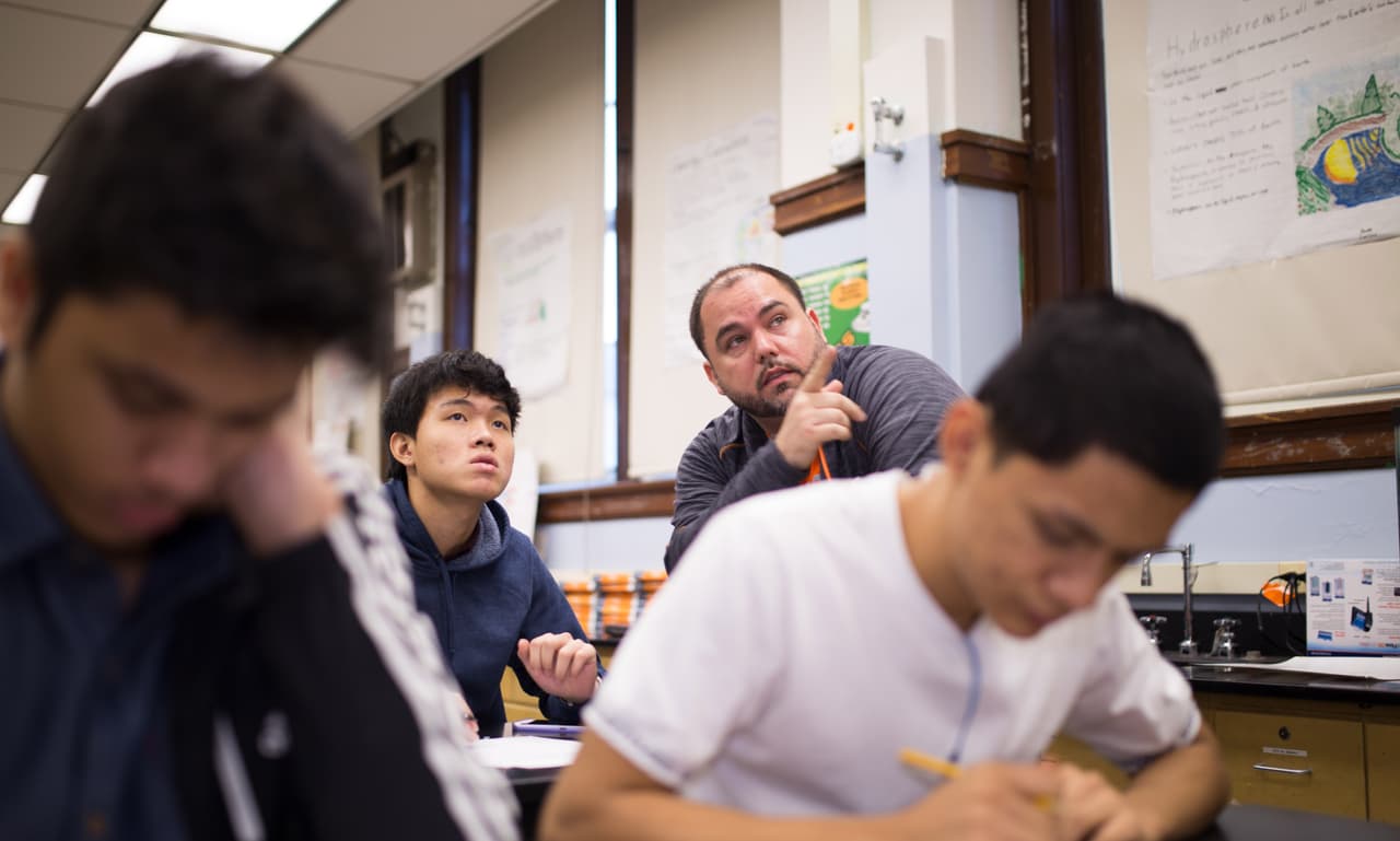 Cuando era estudiante, la escuela se convirtió en su refugio: hoy es profesor de Ciencias