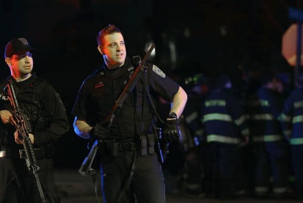 La policía confirmó vía Twitter, la detención del segundo sospechoso de los atentados del pasado lunes en el maratón de Boston (EE.UU.) y que había sido acorralado en el barrio de Watertown. "CAPTURADO!!! La caza se ha acabado. La búsqueda ha terminado. Se acabó el terror. Y la justicia ha ganado. El sospechoso está bajo custodia", se lee en el tuit de la policía de Boston. A lo largo de toda la jornada un extraordinario despliegue policial había perseguido a Dzhokhar Tsarnaev, un joven de 19 años de origen chechén, presunto coautor de los atentados. Según el diario Boston Globe, Tsarnaev fue capturado después de un tiroteo en el que resultó herido, por lo que está siendo trasladado al Hospital Mount Auburn de Cambridge. Un oficial le dijo al diario que el joven, de 19 años, se encuentra consciente. La noticia de su captura fue acogida con aplausos por el público que salió de sus casas.