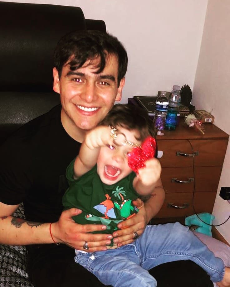 "Yo aquí muy feliz con mi hijo viendo películas de estudio Ghibli, mientras 
<b>la gente desesperada miente para vender</b>… Sean felices".