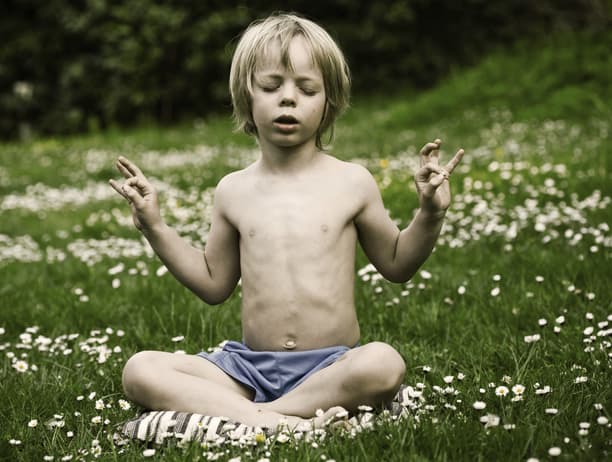 Unos pocos minutos de silencio ayuda a tranquilizar nuestras mentes, y es uno de los múltiples fines de la práctica del OM, y es que es el símbolo de lo esencial en el hinduismo. Significa unidad con lo supremo, la combinación de lo físico con lo espiritual.