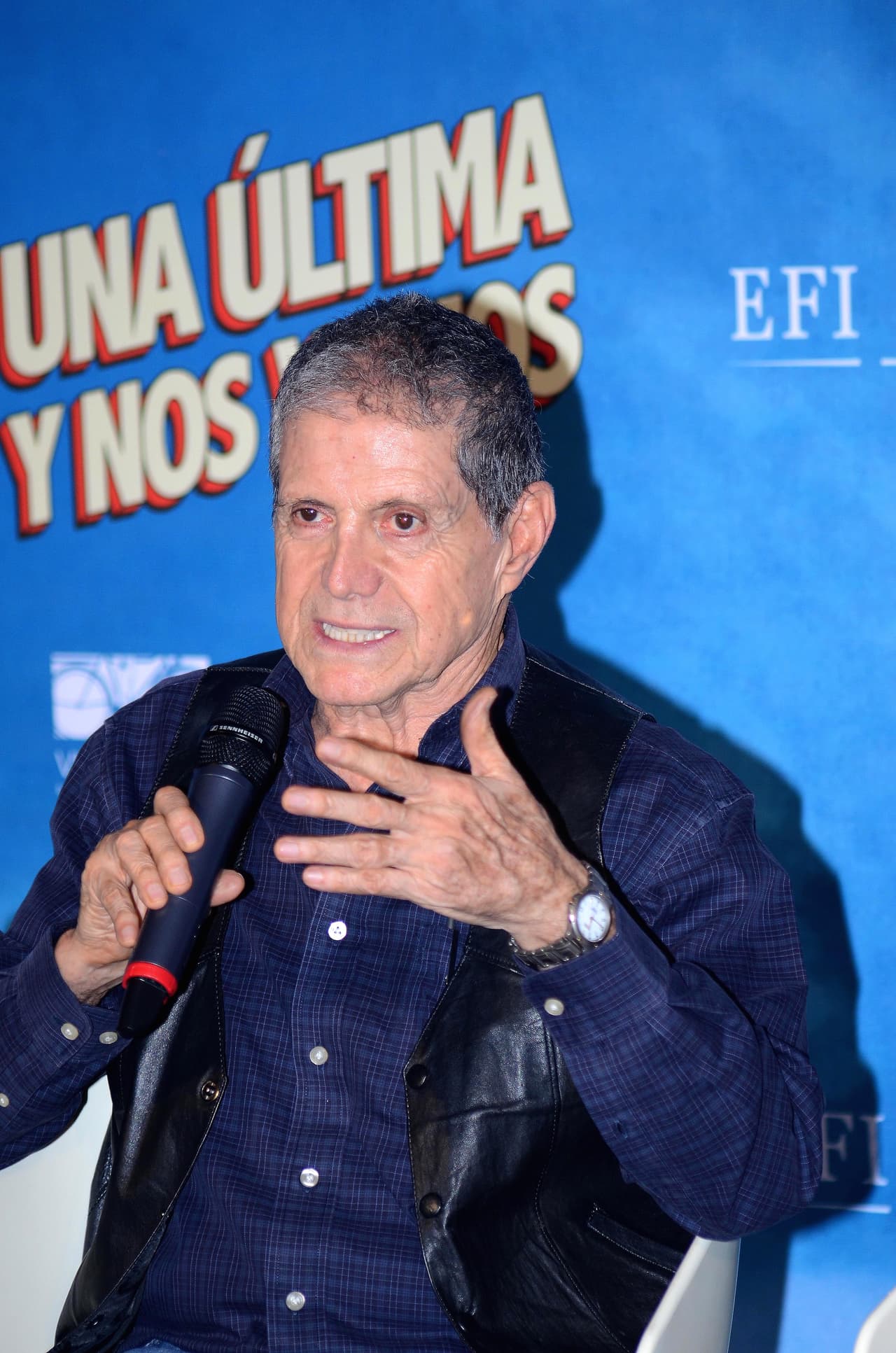 Pero además de la enfermedad, en agosto de 2020 sufrió una caída mientras filmaba la película 'Una Navidad no tan padre'.
<br>