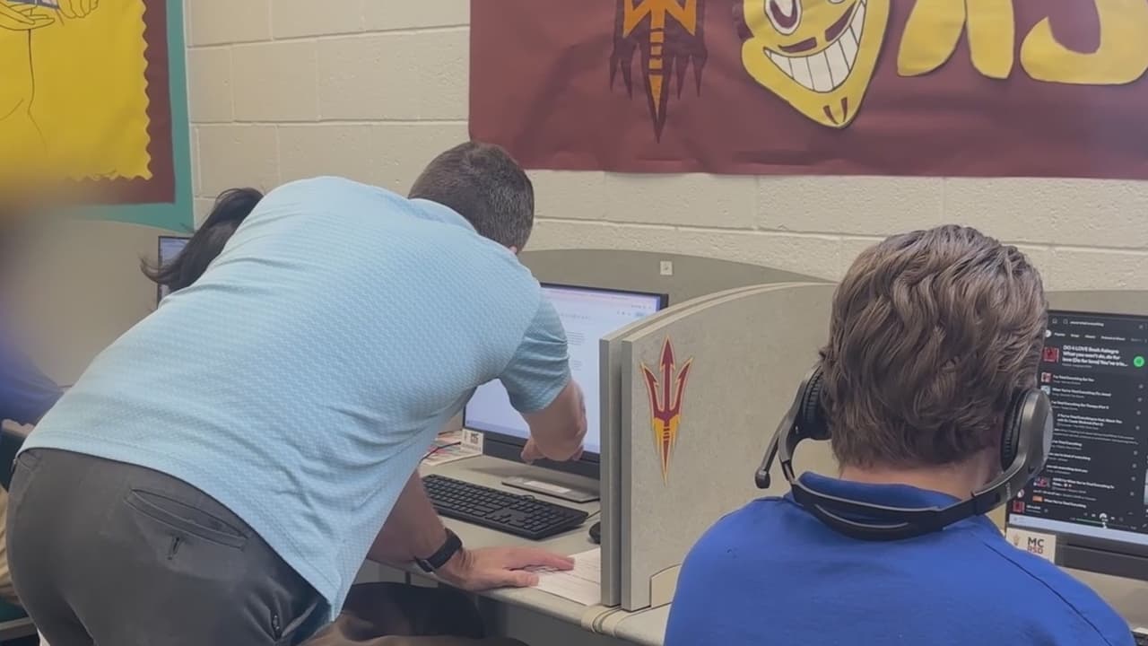 Jóvenes detenidos en Phoenix obtienen créditos universitarios gracias a un programa educativo