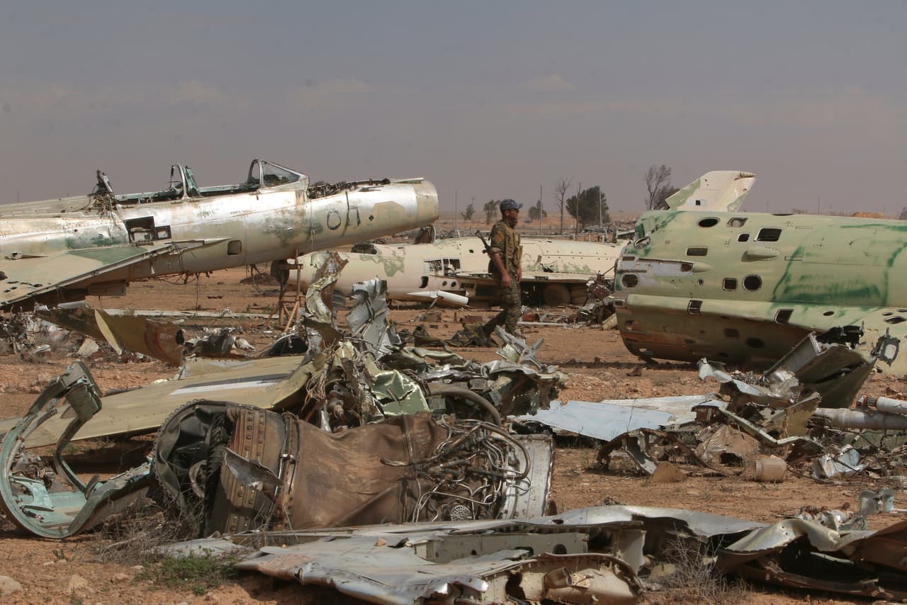 Así quedaron las naves que estaban en el aeropuerto de Tabqah, ubicada al oeste de la ciudad de Raqqa. Esas fuerzas amigas sirias están compuestas por diferentes grupos, como las Unidades de Protección del Pueblo Kurdo y la Coalición Árabe Siria.