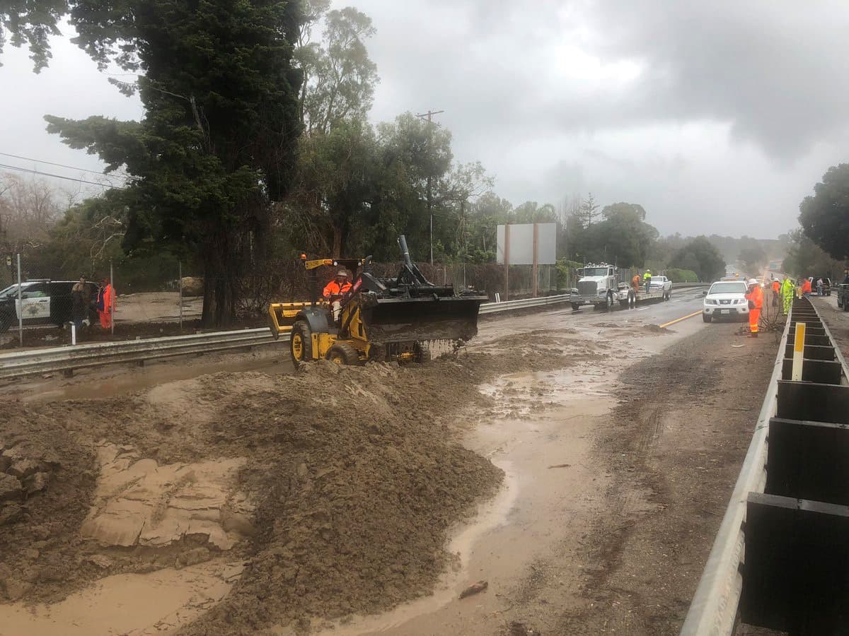 Carreteras al borde de montañas son cerradas para evitar tragedias y para las constantes jornadas de limpieza y remoción por parte de las autoridades. Se recomienda, verificar las condiciones de las carreteras antes de salir de casa.