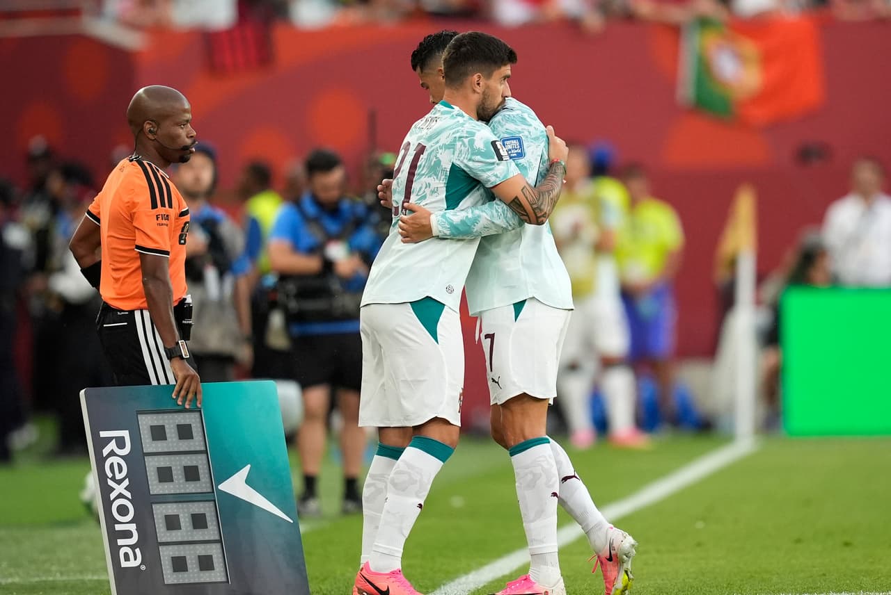 El portugués Cristiano Ronaldo (7) es sustituido por Rúben Neves (21) durante el partido de dieciseisavos de final de la Copa del Mundo entre Portugal y Croacia en Toronto, el jueves 2 de julio de 2026.