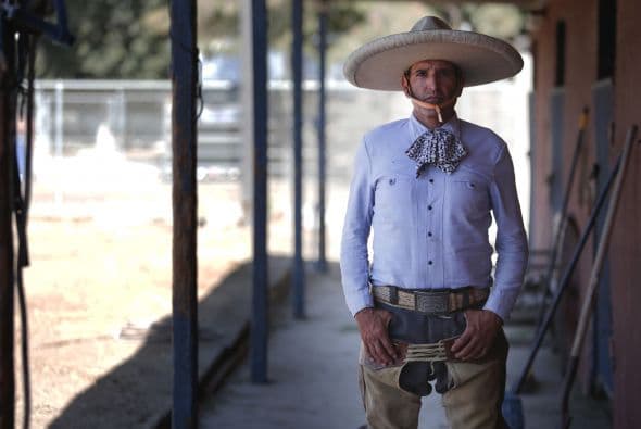 Robert Lara es un entrenador de caballos y personaje hilarante. Dice lo que piensa, y nunca se sabe lo que va a salir de su boca. Pero ademas de todo ha ganado varios campeonatos de charrería y tiene una muy única relación con los caballos.
