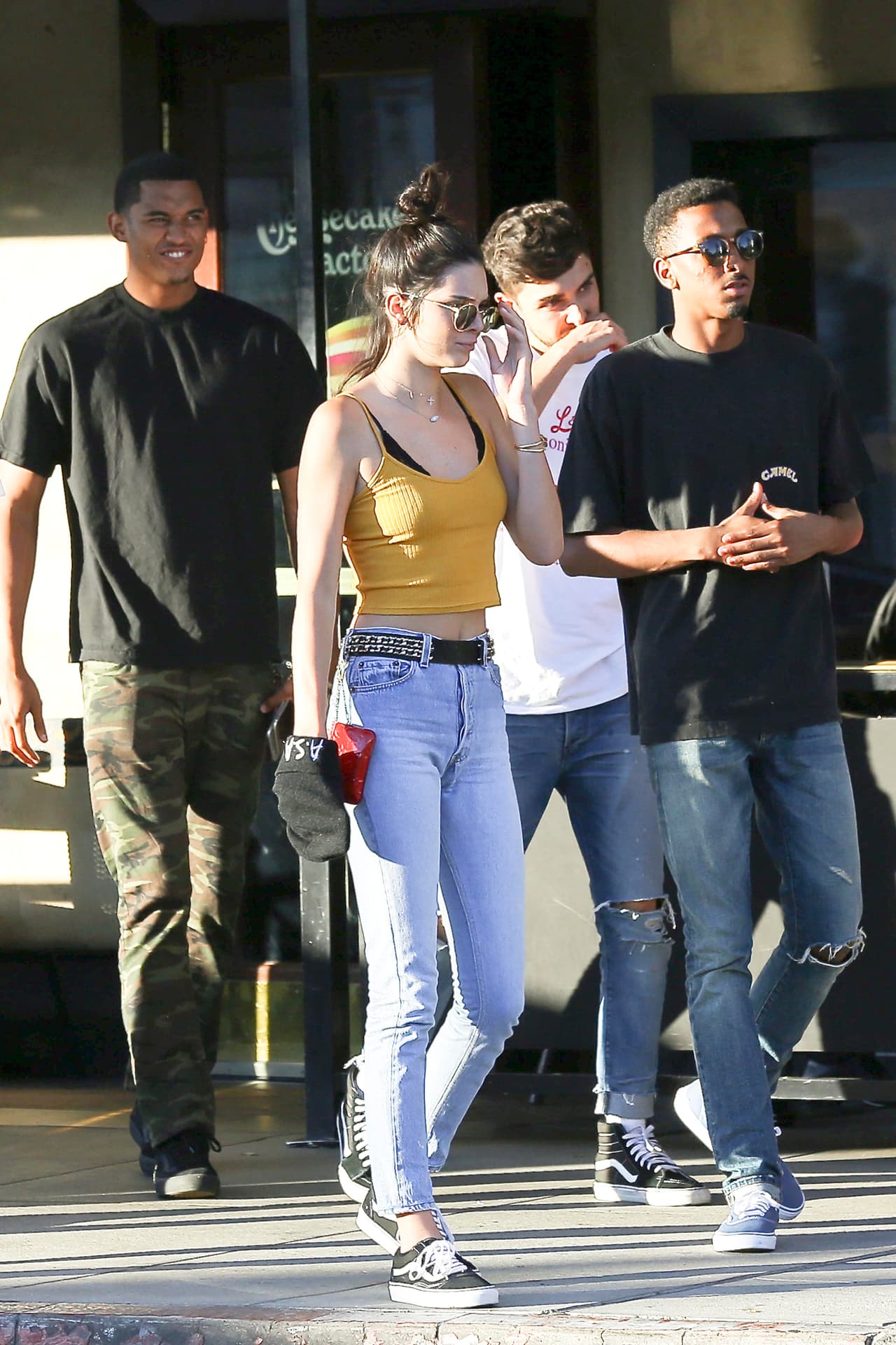 Estuvieron al pendiente de que nadie se le acercara.