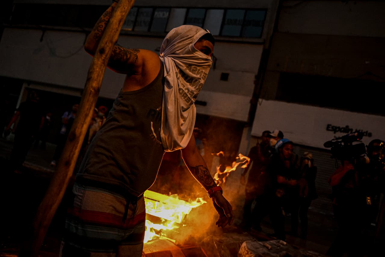 En Lima, los manifestantes gritaban lemas como "Castillo no estás solo, el pueblo te respalda", o enseñando pancartas como "Dina y Congreso la misma porquería" o "Ratas corruptos".
