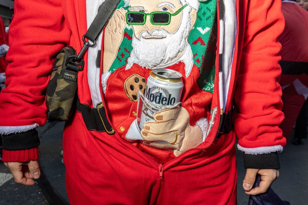 El 
<b>SantaCon tuvo origen en <a href="https://www.univision.com/local/san-francisco-kdtv/imagenes-estragos-tornado-debil-al-norte-de-california-fotos" target="_blank">San Francisco, California</a></b>, en el 1994. Treinta años más tarde, el evento se celebra en múltiples ciudades alrededor del mundo, dos semanas antes de Navidad. Adultos visten como 
<b>personajes alusivos a la Navidad</b> y asisten a tabernas y bares donde pueden dejar un donativo que es dirigido a entidades benéficas.