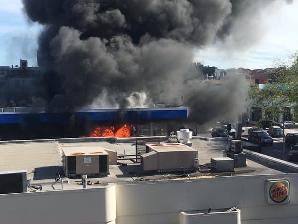 Autobús queda destruido en dramático incendio registrado en una gasolinera