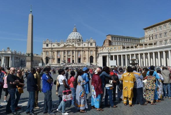 Turistas y peregrinos, en fila para visitar la Basílica de San Pedro a menos de dos días de la canonización de los papas.