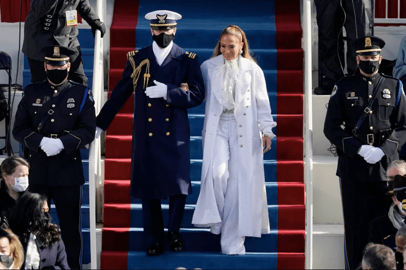 <b>Investidura presidencial de Joe Biden</b>
<br>En enero de 2021, JLo asistió a la toma de protesta con un look monocromático. Llevó un abrigo largo, pantalones de vestir, una boina, guantes y tacones, todo de color blanco.