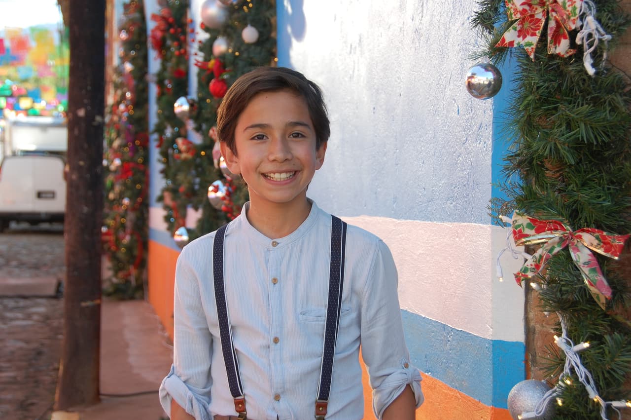 Conoceremos la historia de Miguel (
<b>Santiago Rodríguez</b>), cuya familia enfrenta problemas económicos y se tienen que mudar.