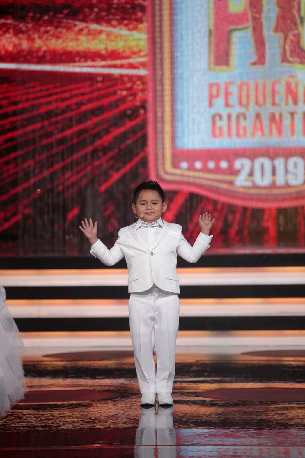 Los primeros acordes del tema 'Lo que son las cosas' de la cantante Yuridia comenzaron a la señal de Giovani.