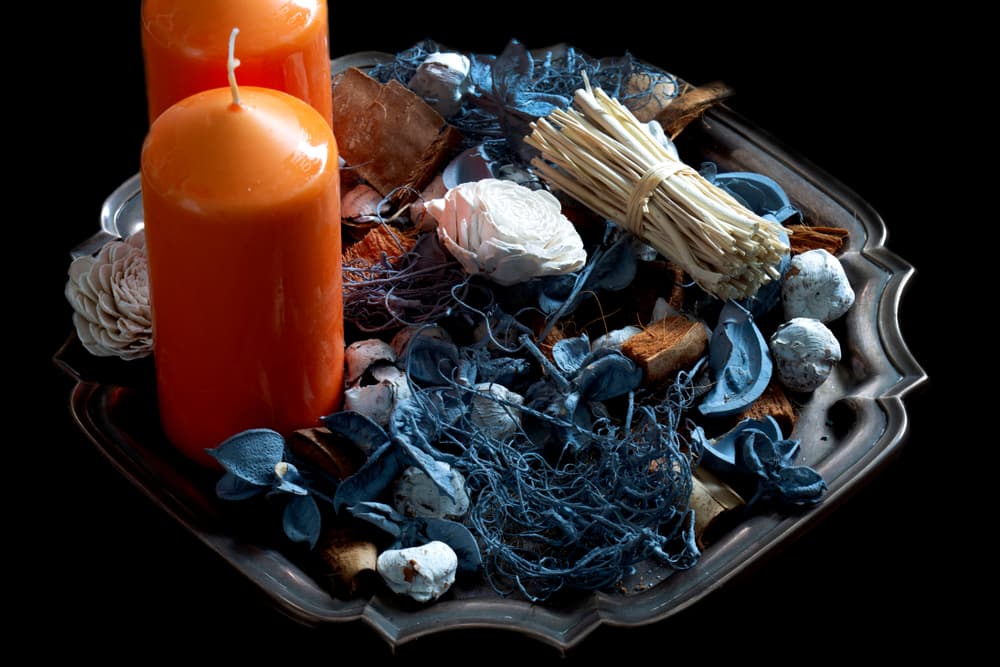 Las velas son esenciales dentro de varios rituales, para evocar un plano espiritual o religioso, para llamar la luz divina, un estado de iluminación y además, invocar el poder del
<b>fuego</b>. De los elementos, el fuego es el que representa la
<b>luz de la vida.</b>