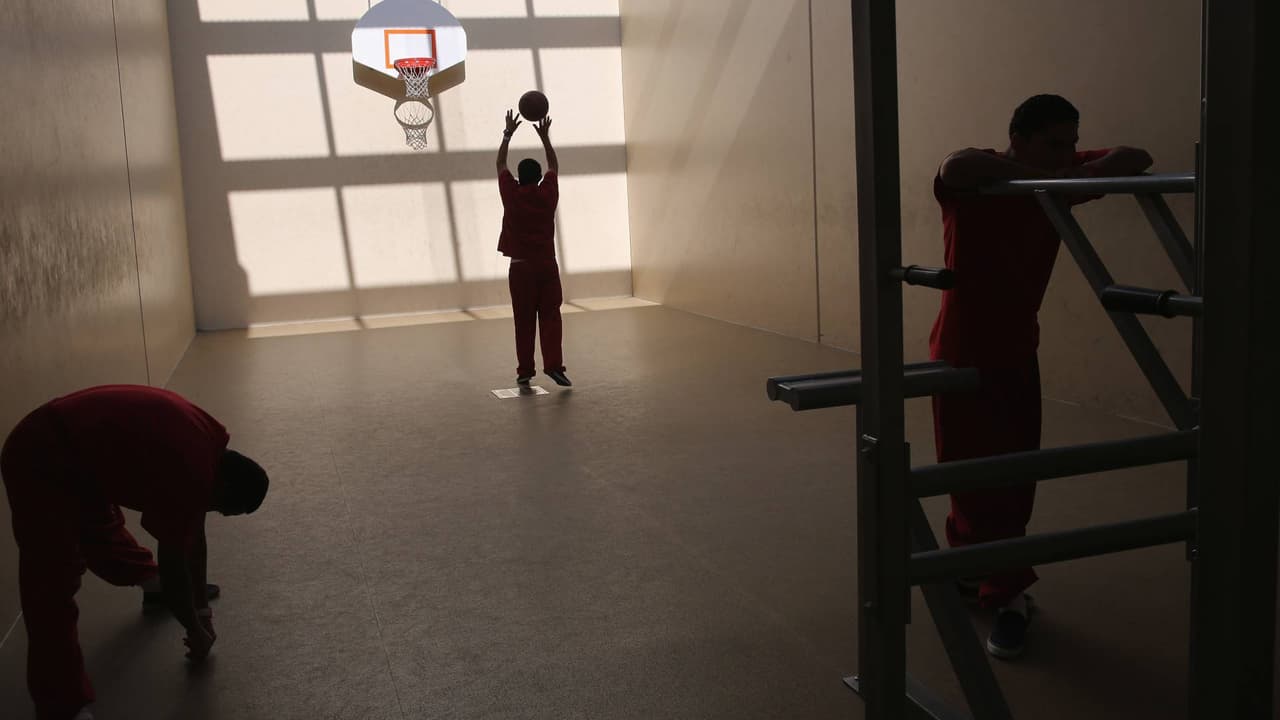 Tribunal ordena mejorar condiciones en centro de detención de ICE en San Francisco